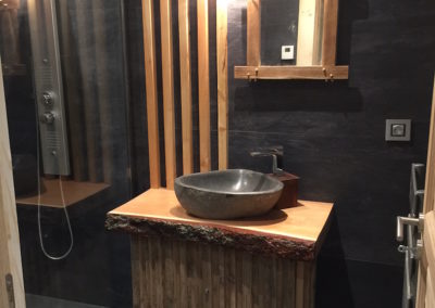 salle-de-bain-spa-chalet-moderne-bois-pierre